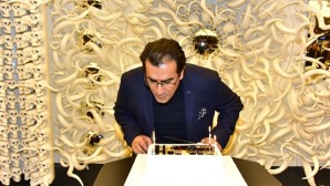Ahmet Güneştekin’in sergisinde Milion taşı
